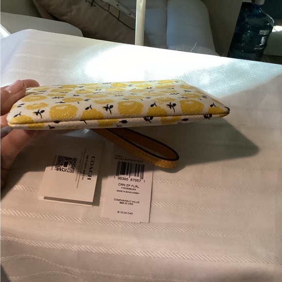 COACH CREAM & Buttercup LEATHER TOP ZIP WRISTLET. NWT - Picture 8 of 8